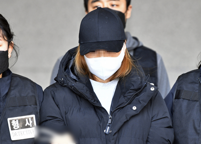 지난 17일 오후 경북 구미경찰서에서 3세 여아 사망사건의 친모인 석모씨가 호송 차량으로 이동하고 있다. 경찰은 이날 석씨를 미성년자 약취 혐의 외에 시체유기 미수 혐의를 추가해 검찰에 송치했다. 연합뉴스