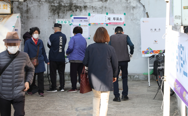 4·7 재보궐 선거일인 7일 오전 강서구 화곡동 투표소에 출근길 시민들이 들어가고 있다. 연합뉴스