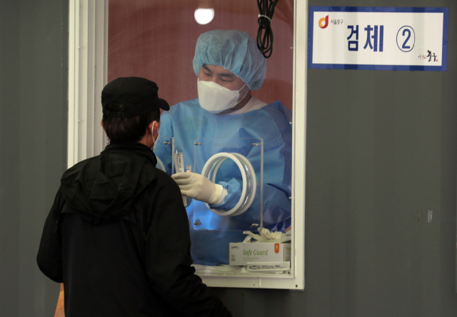 국내 신종 코로나바이러스 감염증(코로나19) 확산세가 지속 중인 가운데 5일 신규 확진자 수는 400명대 후반을 나타냈다. 전날보다 다소 줄면서 지난달 30일(447명) 이후 엿새 만에 400명대로 떨어졌다. 사진은 이날 오전 서울 중구 서울역 선별진료소 모습. 연합뉴스