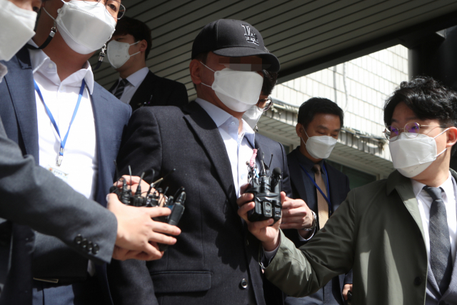 29일 경기도 의정부시 가능동 의정부지방법원에서 전철역 예정지 부동산 투기 의혹을 받는 포천시청 공무원 A씨(가운데)가 구속 전 피의자심문(영장실질심사)를 마친 뒤 이동하고 있다. 그는 지난해 9월 업무상 비밀에 해당하는 내부 정보를 이용해 도시철도 7호선 연장 노선 역사 예정지 인근 40억원대의 토지와 건물을 매입해 부패방지 및 국민권익위원회의 설치와 운영에 관한 법률 위반 혐의를 받고 있다. 연합뉴스