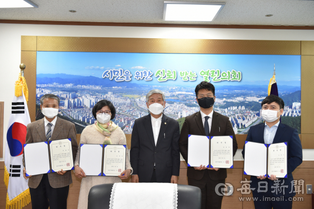 경산시의회 이기동 의장이 지난 2일 2020회계연도 결산검사위원으로 선임된 세무사와 전직 공무원 4명에게 위촉장을 수여했다. 경산시의회 제공