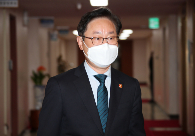 박범계 법무부 장관이 6일 정부서울청사에서 열린 국무회의에 참석하고 있다. 연합뉴스