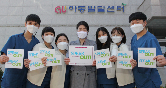구미대학교 언어치료과 박영미(가운데) 학과장을 비롯한 학생들이 미국 파킨슨병 음성치료기법 