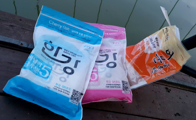 바닐라 향의 글루텐과 딸기맛 향의 글루텐