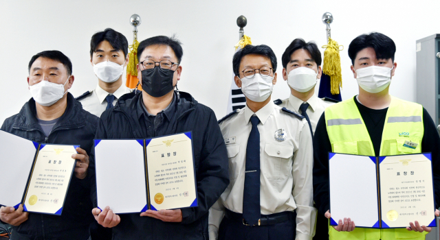 대구 중부소방서(서장 신기선)는 지난 2월 25일 오후 9시 30분경에 발생한 서문시장 화재에서 초기 진압으로 큰 피해를 막은 민간인 유공자 및 소방관에게 소방서장 표창을 수여했다. 왼쪽부터 박정용 서문시장 관리소장, 오석훈 소방사, 박성태 야시장 관리단, 신기선 중부소방서장, 조준호 소방장, 정병석 대구시설공단 직원. 대구 중부소방서 제공
