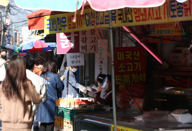 서울시장 보궐선거일인 7일 수유중앙시장 내에 마련된 수유3동 제4투표소에서 시민들이 투표를 하고 있다. 연합뉴스