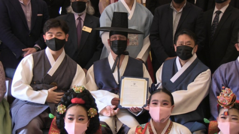 미국 뉴저지주 테너플라이 시가 매년 10월 21일을 한복의 날(Korean Hanbok Day)로 공식 선포했다. 마크 진너 테너플라이 시장(뒷줄 가운데)이 선언문을 들어 보이고 있다. 연합뉴스