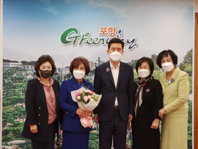 6일 오전 포항시청에서 이강덕 포항시장과 포항여성단체협의회 임원들이 간담회를 마치고 기념촬영을 하고 있다. 포항여성단체협의회 제공.