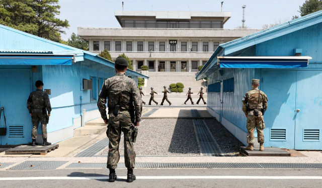 DMZ 판문점 내 공동 경비구역에서 남측과 북측 병사들이 경계 근무를 서고 있다. 매일신문 DB