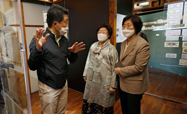 7일 대구 중구 희움 일본군 위안부 역사관을 찾은 정영애(오른쪽) 여성가족부 장관이 위안부 피해자 이용수 할머니와 전시관을 둘러보고 있다. 김영진 기자 kyjmaeil@imaeil.com
