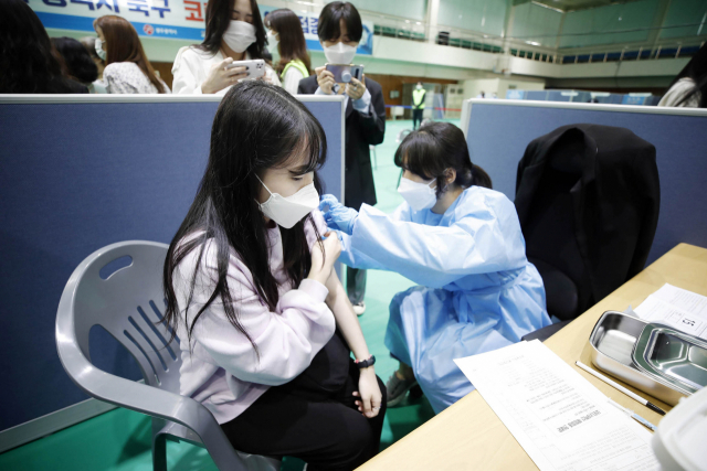 7일 오전 광주 북구 국민체육센터에 마련된 북구예방접종센터에서 북구와 군·경·소방 등 관계 당국이 코로나19 백신 접종 모의 훈련을 하고 있다. 연합뉴스