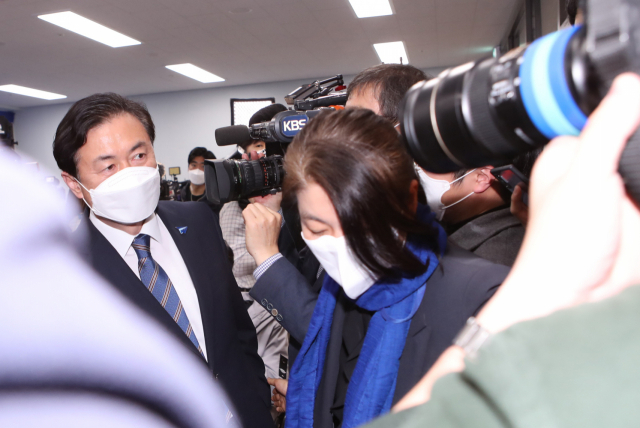 7일 오후 김영춘 더불어민주당 부산시장 후보가 부산 부산진구 선거사무소에서 4·7 부산시장 보궐선거 출구조사 결과를 지켜본 뒤 퇴장하고 있다. 연합뉴스