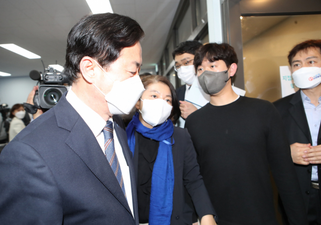 7일 오후 김영춘 더불어민주당 부산시장 후보가 부산 부산진구 선거사무소에서 4·7 부산시장 보궐선거 출구조사 결과를 지켜본 뒤 퇴장하고 있다. 연합뉴스