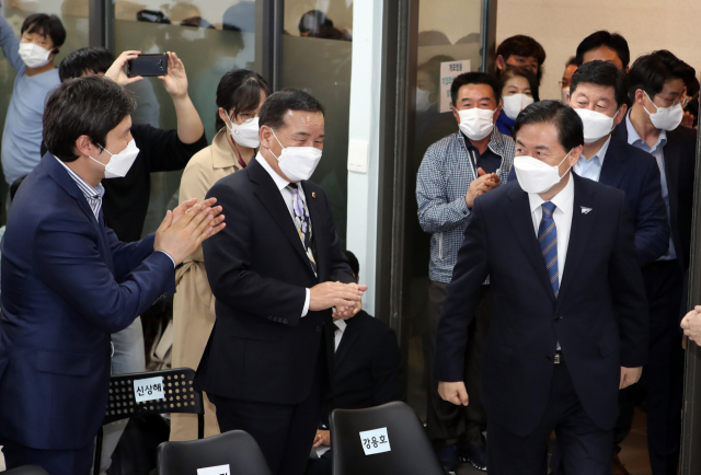 7일 오후 김영춘 더불어민주당 부산시장 후보가 4·7 부산시장 보궐선거 출구조사 결과를 보러 부산 부산진구 선거사무소 4층에 마련된 멀티미디어룸으로 입장하고 있다. 연합뉴스