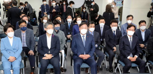 더불어민주당 김태년 당대표 직무대행이 7일 서울 여의도 중앙당사 개표상황실에서 방송3사(KBS,MBC,SBS) 공동 출구 조사 결과 국민의힘 오세훈 서울시장 후보가 더불어민주당 박영선 서울시장 후보를 앞서는 걸로 예측되자 굳은 표정을 짓고 있다 . 연합뉴스
