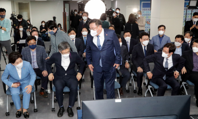 더불어민주당 김태년 당대표 직무대행이 7일 서울 여의도 중앙당사 개표상황실에서 방송3사(KBS,MBC,SBS) 공동 출구 조사 결과 국민의힘 오세훈 서울시장 후보가 더불어민주당 박영선 서울시장 후보를 앞서는 걸로 예측되자 굳은 표정으로 자리를 떠나고 있다 . 연합뉴스