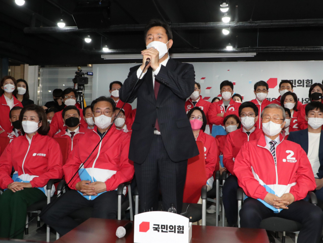 국민의힘 오세훈 서울시장 후보가 7일 서울 여의도 국민의힘 중앙당사 개표상황실에서 방송3사(KBS,MBC,SBS) 공동 출구 조사 결과발표에서 더불어민주당 박영선 서울시장 후보를 앞서는 걸로 예측된 뒤 소감을 말하고 있다. 연합뉴스