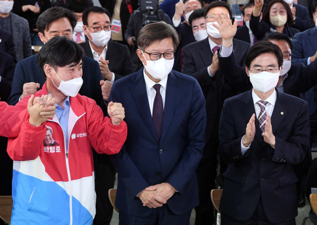 국민의힘 박형준 부산시장 후보가 7일 오후 부산진구 선거사무소에서 출구조사 결과를 지켜보고 있다. 연합뉴스
