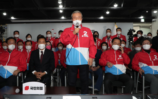 국민의힘 김종인 비상대책위원장이 7일 서울 여의도 국민의힘 중앙당사 개표상황실에서 방송3사(KBS,MBC,SBS) 공동 출구 조사 결과발표에서 국민의힘 오세훈 후보가 더불어민주당 박영선 서울시장 후보를 앞서는 걸로 예측된 뒤 소감을 말하고 있다. 연합뉴스