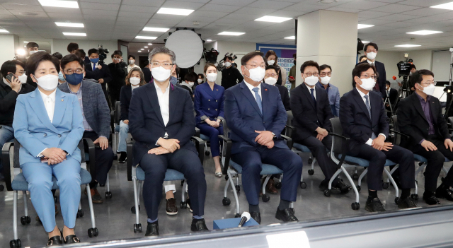 더불어민주당 김태년 당대표 직무대행이 7일 서울 여의도 중앙당사 개표상황실에서 방송3사(KBS,MBC,SBS) 공동 출구 조사 결과 국민의힘 오세훈 서울시장 후보가 더불어민주당 박영선 서울시장 후보를 앞서는 걸로 예측되자 굳은 표정을 짓고 있다 . 연합뉴스