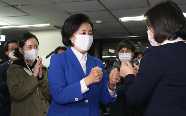 4·7 재보궐선거 더불어민주당 박영선 서울시장 후보가 7일 밤 서울 종로구 안국빌딩 선거캠프를 찾아 캠프 관계자들과 인사하고 있다. 연합뉴스