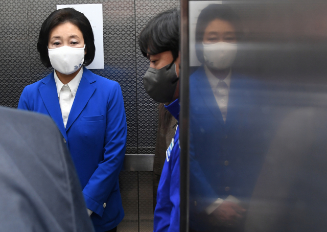 방송3사(KBS,MBC,SBS) 공동 출구 조사에서 패한 것으로 예측된 더불어민주당 박영선 서울시장 후보가 7일 서울 종로구 안국동 선거캠프에서 지지자들과 인사를 나눈 뒤 사무실을 나서고 있다. 연합뉴스