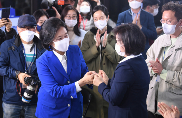 방송3사(KBS,MBC,SBS) 공동 출구 조사에서 패한 것으로 예측된 더불어민주당 박영선 서울시장 후보가 7일 서울 종로구 안국동 선거캠프에서 관계자들과 인사를 나누고 있다. 연합뉴스