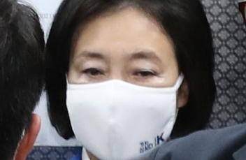 방송3사(KBS,MBC,SBS) 공동 출구 조사에서 패한 것으로 예측된 더불어민주당 박영선 서울시장 후보가 7일 서울 종로구 안국동 선거캠프에서 지지자들과 인사를 나눈 뒤 사무실을 나서고 있다. 연합뉴스