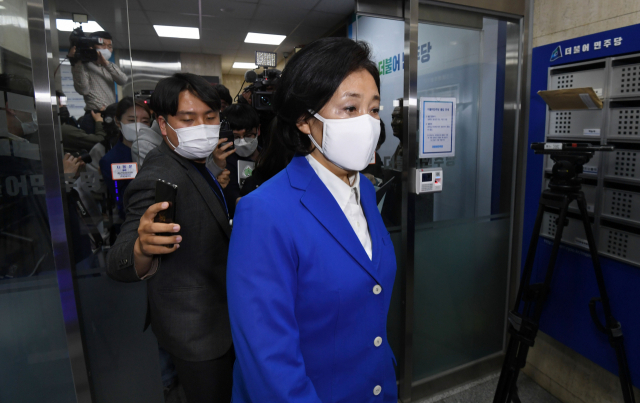 방송3사 출구조사에서 참패한 것으로 예측된 더불어민주당 박영선 서울시장 후보가 7일 밤 서울 여의도 더불어민주당사에서 취재진에게 입장을 밝힌 뒤 당사를 떠나고 있다. 연합뉴스