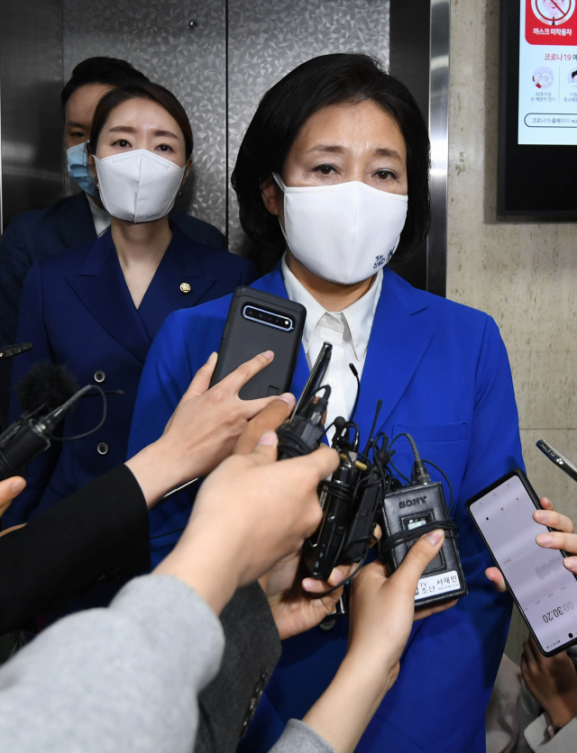 방송3사 출구조사에서 참패한 것으로 예측된 더불어민주당 박영선 서울시장 후보가 7일 밤 서울 여의도 더불어민주당사에서 취재진에게 입장을 밝히고 있다. 연합뉴스