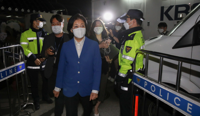 방송3사 출구조사에서 참패한 것으로 예측된 더불어민주당 박영선 서울시장 후보가 7일 밤 서울 여의도 더불어민주당 당사를 나서고 있다. 연합뉴스