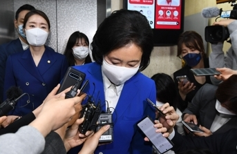 방송3사 출구조사에서 참패한 것으로 예측된 더불어민주당 박영선 서울시장 후보가 7일 밤 서울 여의도 더불어민주당사에서 취재진에게 입장을 밝히고 있다. 연합뉴스
