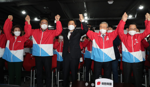 국민의힘 오세훈 서울시장 후보(가운데)가 7일 서울 여의도 국민의힘 중앙당사 개표상황실에서 방송3사(KBS,MBC,SBS) 공동 출구 조사 결과발표에서 더불어민주당 박영선 서울시장 후보를 앞서는 걸로 예측되자 김종인 비대위원장, 주호영 원내대표 등과 함께 기뻐하고 있다. 연합뉴스