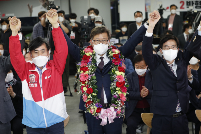 국민의힘 박형준 부산시장 후보가 7일 오후 부산진구 선거사무소에서 당선이 확실시되자 꽃다발을 목에 걸고 환호하고 있다. 연합뉴스