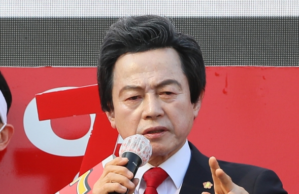 4·7 재보궐 선거운동 마지막날인 6일 서울 강북구 수유역 인근에서 국가혁명당 허경영 후보가 지지를 호소하고 있다. 연합뉴스