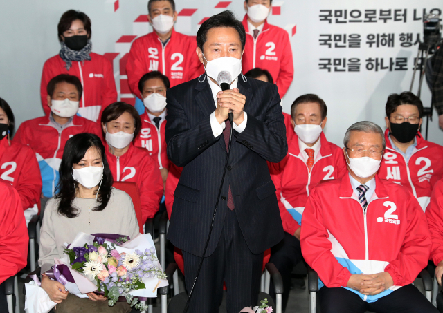 4·7 재보궐 선거에서 서울시장 당선이 확실해진 국민의힘 오세훈 후보가 8일 자정께 서울 여의도 당사 개표상황실에서 당선 소감을 말하고 있다. 연합뉴스