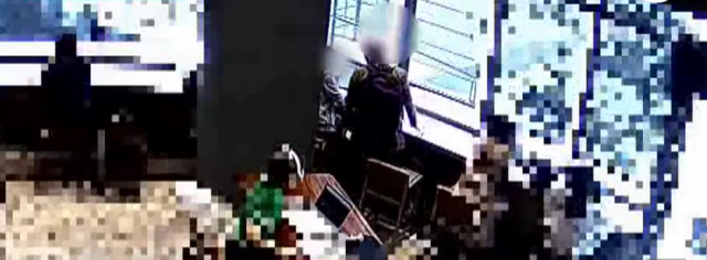 지난 5일 대구 도심 한 카페에서 일면식도 없는 남성이 여성을 폭행하고 달아났다. CCTV 영상에는 남성이 여성의 얼굴을 수차례 가격하고 피해여성이 기절한 후에도 때리는 모습이 담겨있다. SBS 보도화면 캡처