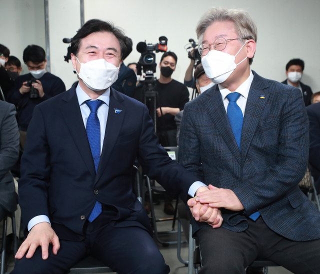 4·7 부산시장 보궐선거 더불어민주당 김영춘 후보와 이재명 경기도지사가 31일 오후 부산 중구 한 건물에서 열린 후원회 개소식에서 만나 반갑게 인사하고 있다. 연합뉴스