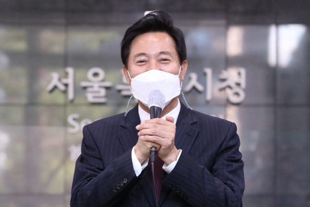 제38대 서울특별시장에 당선된 오세훈 시장이 8일 오전 서울시청으로 첫 출근 후 인사말을 하고 있다. 연합뉴스