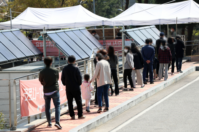 7일 오전 대전시 동구 가오동 동구청 신종 코로나바이러스 감염증(코로나19) 선별진료소에서 시민들이 검체 검사를 받기 위해 줄지어 서 있다. 대전에서는 가양동 보습학원에서 확산한 것으로 추정되는 코로나19 확진자가 60명을 넘어서는 등 확산세가 이어지고 있다. 연합뉴스