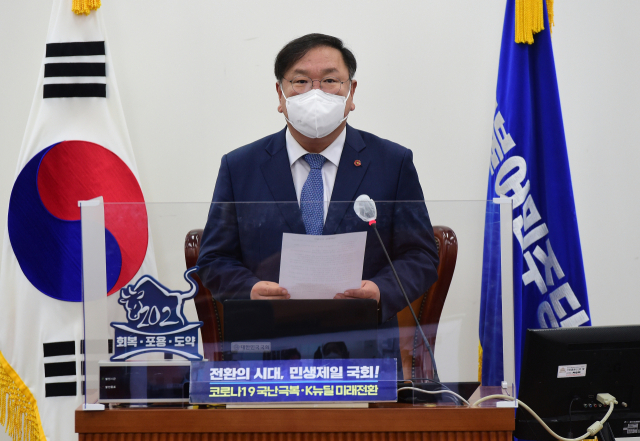 더불어민주당 김태년 당대표 직무대행이 8일 국회에서 열린 화상 의원총회에서 발언하고 있다. 연합뉴스