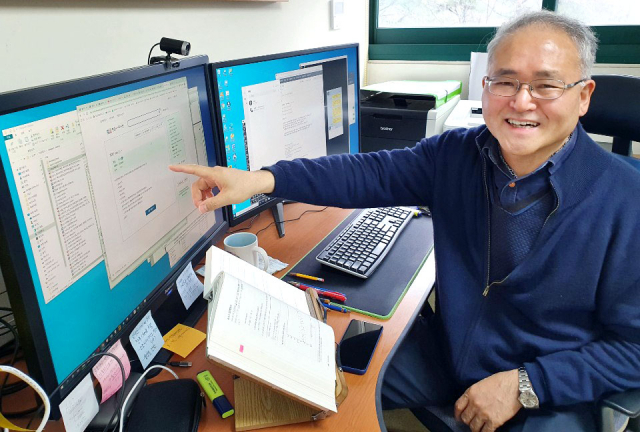 로봇과 대화를 나누는 장면을 보고 옥교수는 사람과 대화하는 기계를 만들고 싶다는 꿈을 갖게 되었다고 했다.
