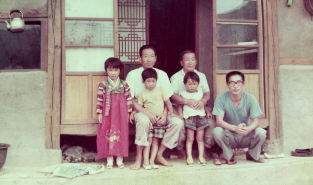 1975년 고향에 정착한 故 조병도(왼쪽 두번째 뒤) 씨와 조이섭(맨 오른쪽) 씨가 집에 놀러 온 조카들이 함께 찍은 기념 사진. 가족제공.