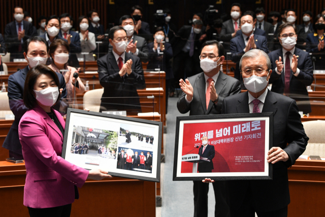 4.7 재·보궐선거를 마지막으로 국민의힘을 떠나는 김종인 비상대책위원장이 8일 오전 서울 여의도 국회에서 열린 의원총회에 참석, 기념액자를 받고 있다. 연합뉴스