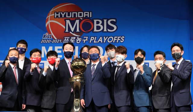 8일 서울 강남구 리베라호텔에서 열린 2020-2021 KBL 프로농구 플레이오프 미디어데이에 참석한 각 팀 감독과 선수들이 선전을 다짐하며 우승 트로피와 함께 기념촬영을 하고 있다. 왼쪽부터 울산 현대모비스 유재학 감독, 장재석, 안양 KGC 김승기 감독, 이재도, 고양 오리온 강을준 감독, 허일영, 전주 KCC 전창진 감독, 송교창, 인천 전자랜드 김낙현, 부산 kt 허훈, 인천 전자랜드 유도훈 감독, 부산 kt 서동철 감독. 연합뉴스