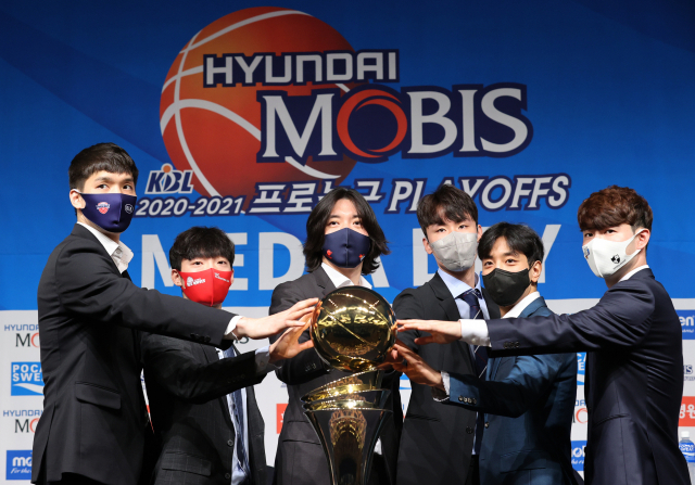 8일 서울 강남구 리베라호텔에서 열린 2020-2021 KBL 프로농구 플레이오프 미디어데이에 참석한 각 팀 선수들이 선전을 다짐하며 우승 트로피와 함께 기념촬영을 하고 있다. 왼쪽부터 울산 현대모비스 장재석, 안양 KGC 이재도, 고양 오리온 허일영, 전주 KCC 송교창, 부산 kt 허훈, 인천 전자랜드 김낙현. 연합뉴스