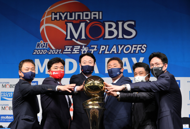 8일 서울 강남구 리베라호텔에서 열린 2020-2021 KBL 프로농구 플레이오프 미디어데이에 참석한 각 팀 감독들이 선전을 다짐하며 우승 트로피와 함께 기념촬영을 하고 있다. 왼쪽부터 울산 현대모비스 유재학 감독, 안양 KGC 김승기 감독, 고양 오리온 강을준 감독, 전주 KCC 전창진 감독, 인천 전자랜드 유도훈 감독, 부산 kt 서동철 감독. 연합뉴스