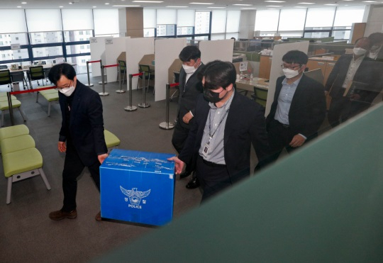 1일 오전 한국토지주택공사(LH) 대구경북지역본부 대구동부권 보상사업단 사무실을 압수 수색한 대구경찰청 수사관들이 수성구 연호지구 투기 의혹 관련 자료를 차량으로 운반하고 있다. 우태욱 기자 woo@imaeil.com