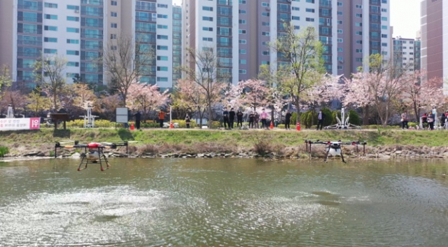 7일 수원시에 위치한 일월저수지에서 녹조 제거 작업 시연회를 연 드론에스엠티