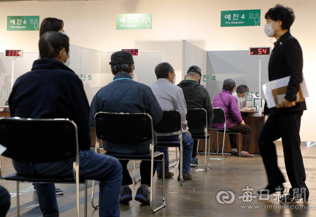8일 대구 동구와 달서구에서 75세 이상 시민에 대한 화이자 백신접종이 시작돼 동구 아양아트센터에 마련된 예방접종센터에서 어르신들이 접종에 앞서 예진을 받고 있다. 우태욱 기자 woo@imaeil.com
